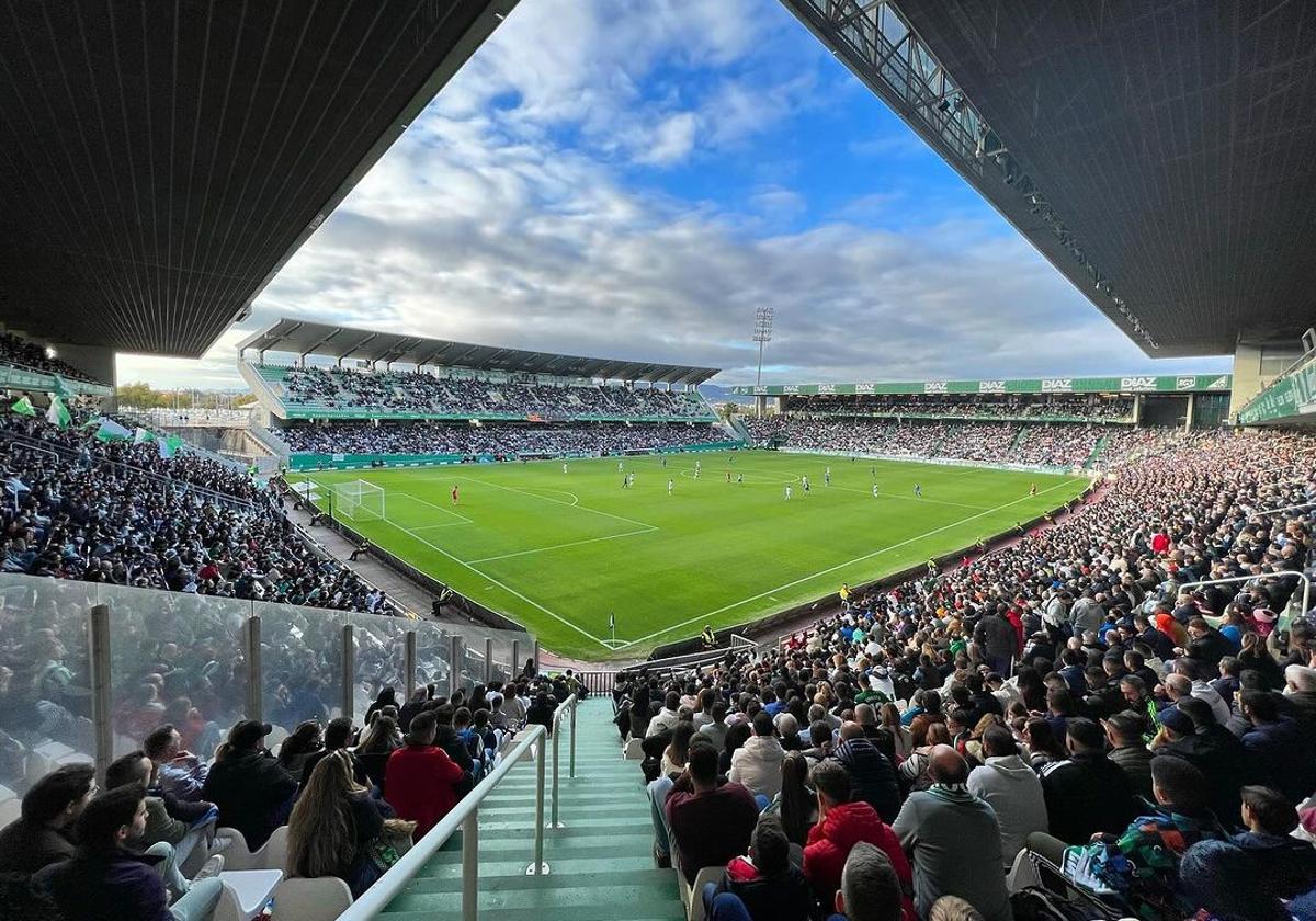 Panorámica del estadio del Córdoba, el Nuevo Arcángel, en un partido con gran afluencia de público.