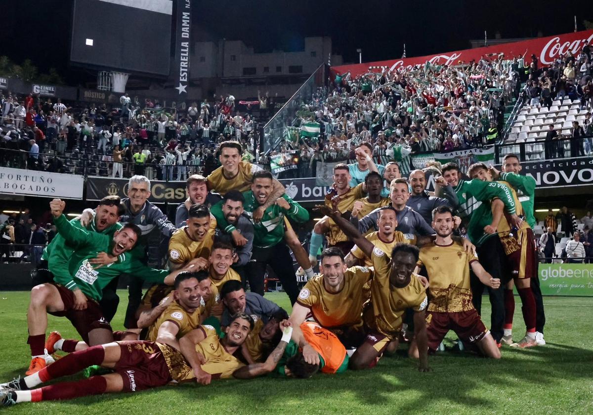 La plantilla del Córdoba celebra ser el único equipo que esta temporada le ha ganado al líder, el Castellón, en su estadio.