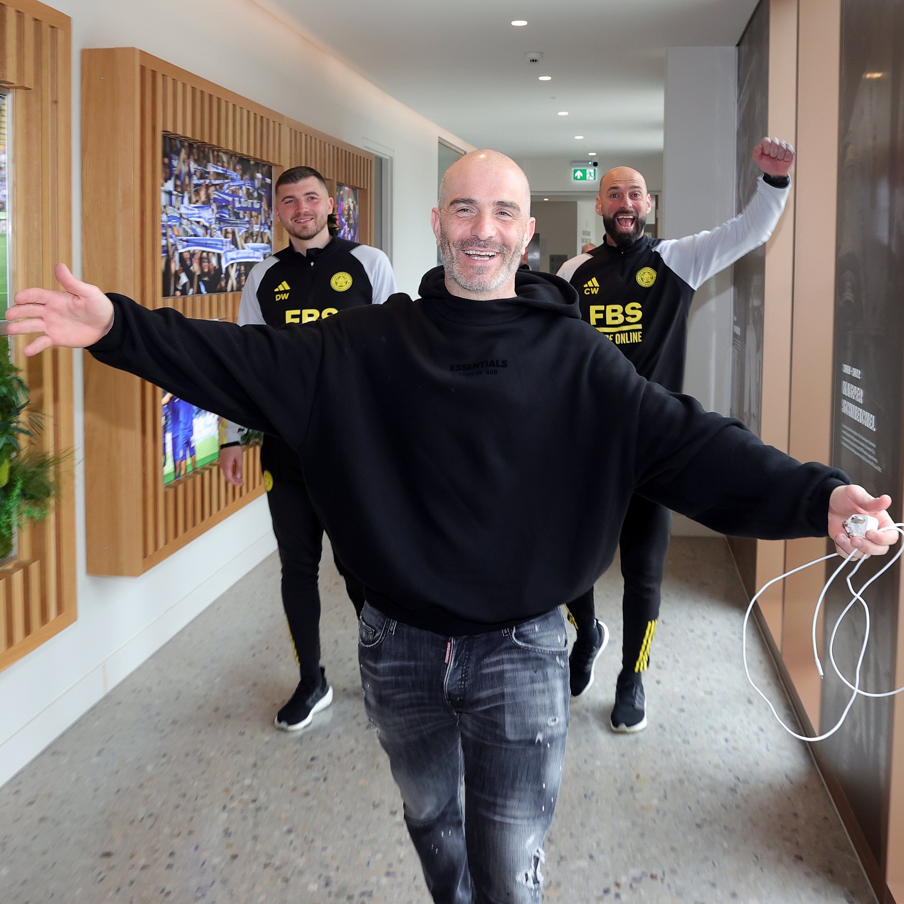 Enzo Maresca, en primer plano, celebra el ascenso junto a Willy Caballero, al fondo a la derecha, y otro de sus ayudantes, Danny Walker.