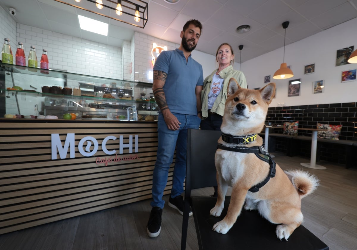 Mochi posa en el interior del local de Teatinos delante de sus dueños.