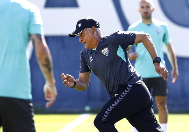 El técnico malaguista, Sergio Pellicer, en un 'sprint' en el entrenamiento del viernes.