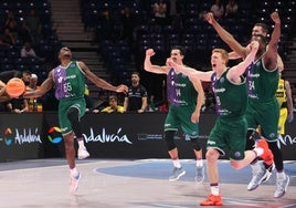 Los jugadores del Unicaja celebran la victoria nada más pitar el final.