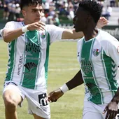 Ale García celebra un gol del Antequera con Destiny.