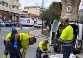 Personal del servicio Aqualauro trabaja en la instalación de los contadores inteligentes.