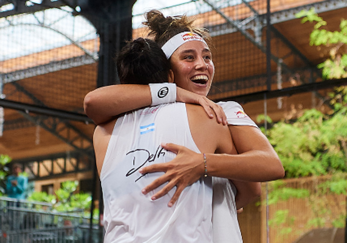 Bea González se abraza a Delfi Brea tras conquistar el P2 de Bruselas este domingo.