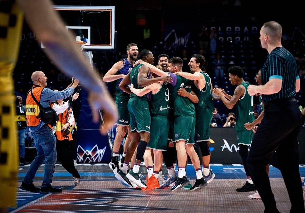 Imagen principal - El Unicaja completa su obra maestra y conquista el título de la Champions League (75-80)