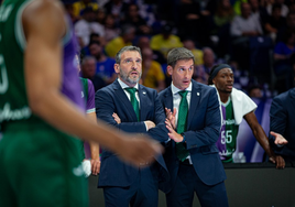 Ibon Navarro, junto a Alberto Miranda, uno de sus ayudantes, en un momento de la final.