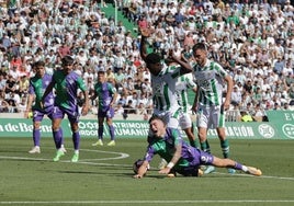 Roberto reclamó esta falta dentro del área durante el choque de Córdoba.