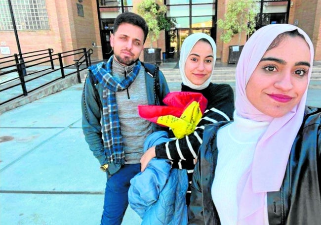 Sondos Nashwan, en primer plano, luego Leena Siyam y Hamza Salha, en la Facultad de Educación durante su Erasmus.