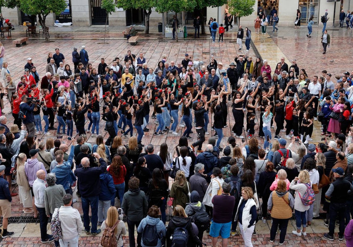 Bailarines de escuelas malagueñas, ayer en la plaza de la Constitución.