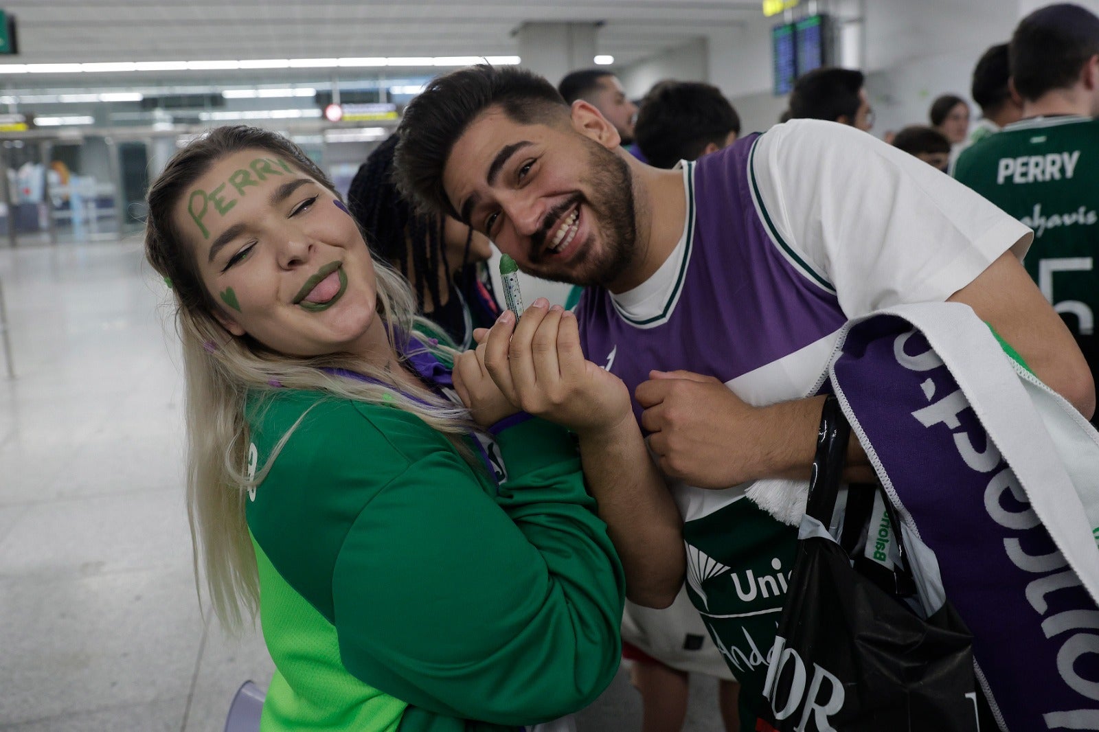 La copa de la Champions, recibida por 200 valientes en el aeropuerto de Málaga