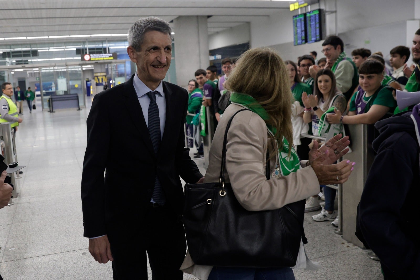 La copa de la Champions, recibida por 200 valientes en el aeropuerto de Málaga