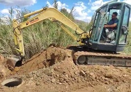 Una máquina excavadora para descubrir la avería de la gran tubería de Cártama.