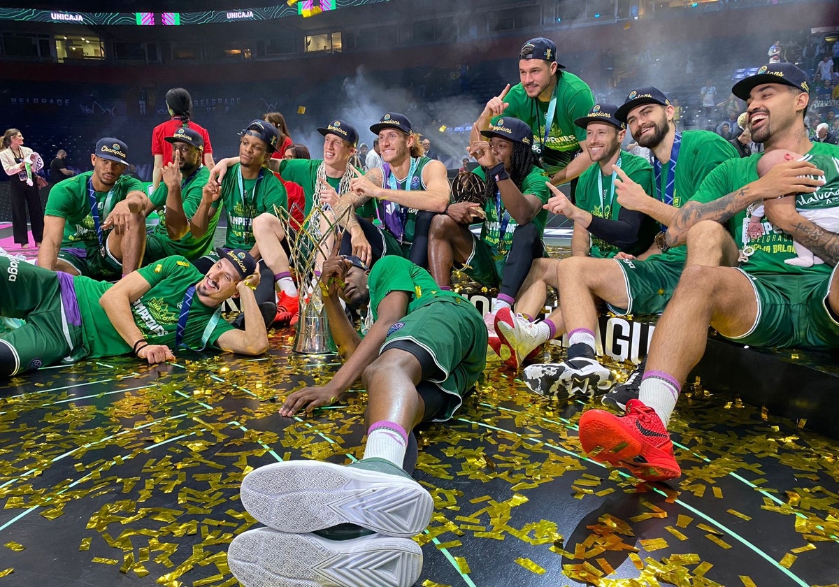 Los jugadores celebran el título junto al trofeo en la pista del Belgrado Arena.