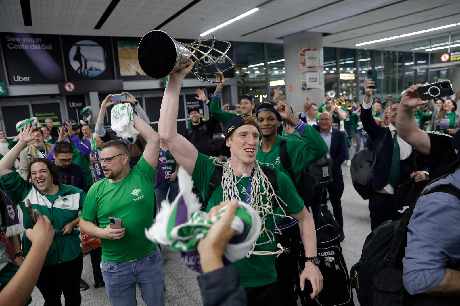 La copa de la Champions, recibida por 200 valientes en el aeropuerto de Málaga