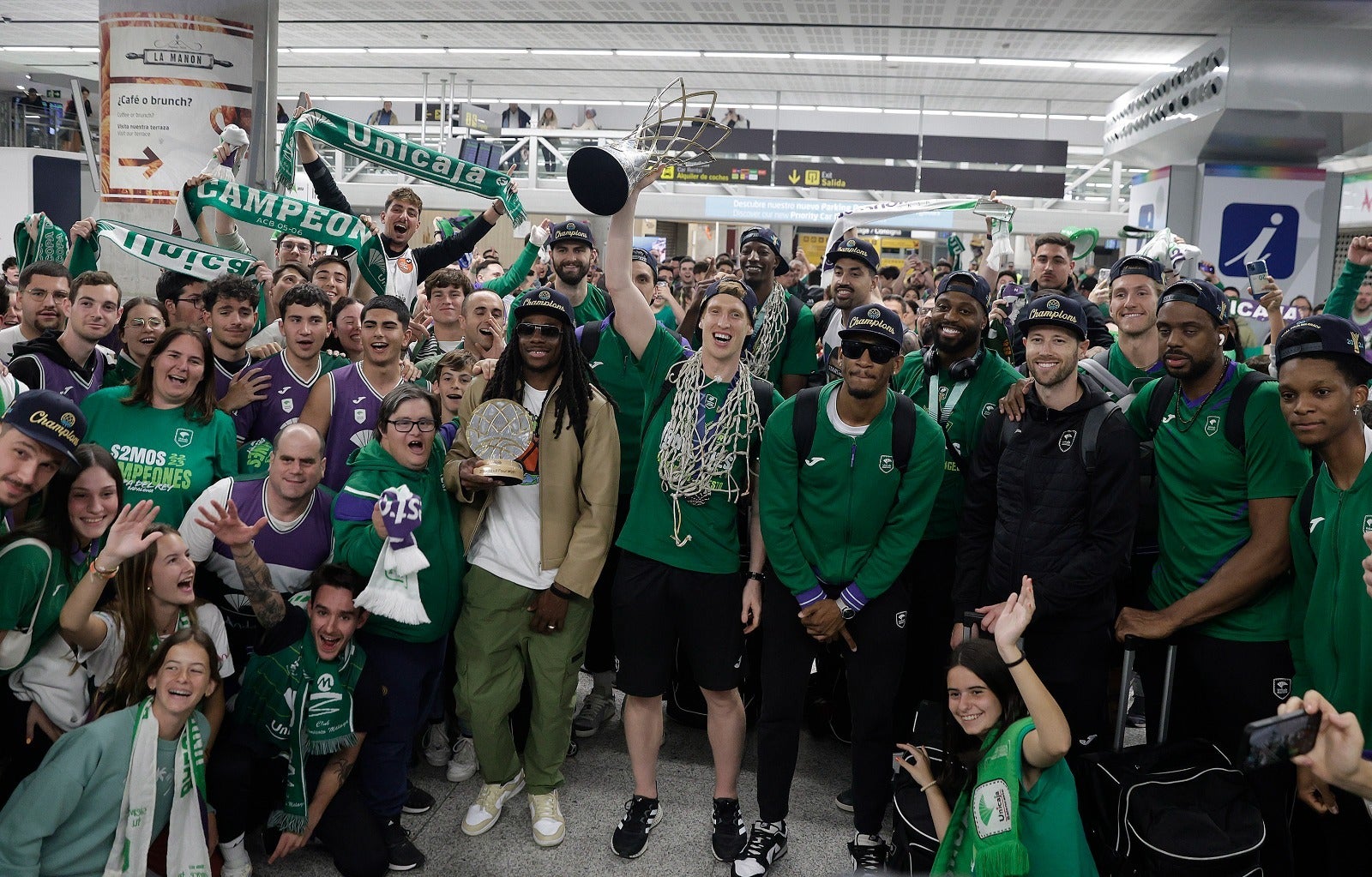 La copa de la Champions, recibida por 200 valientes en el aeropuerto de Málaga