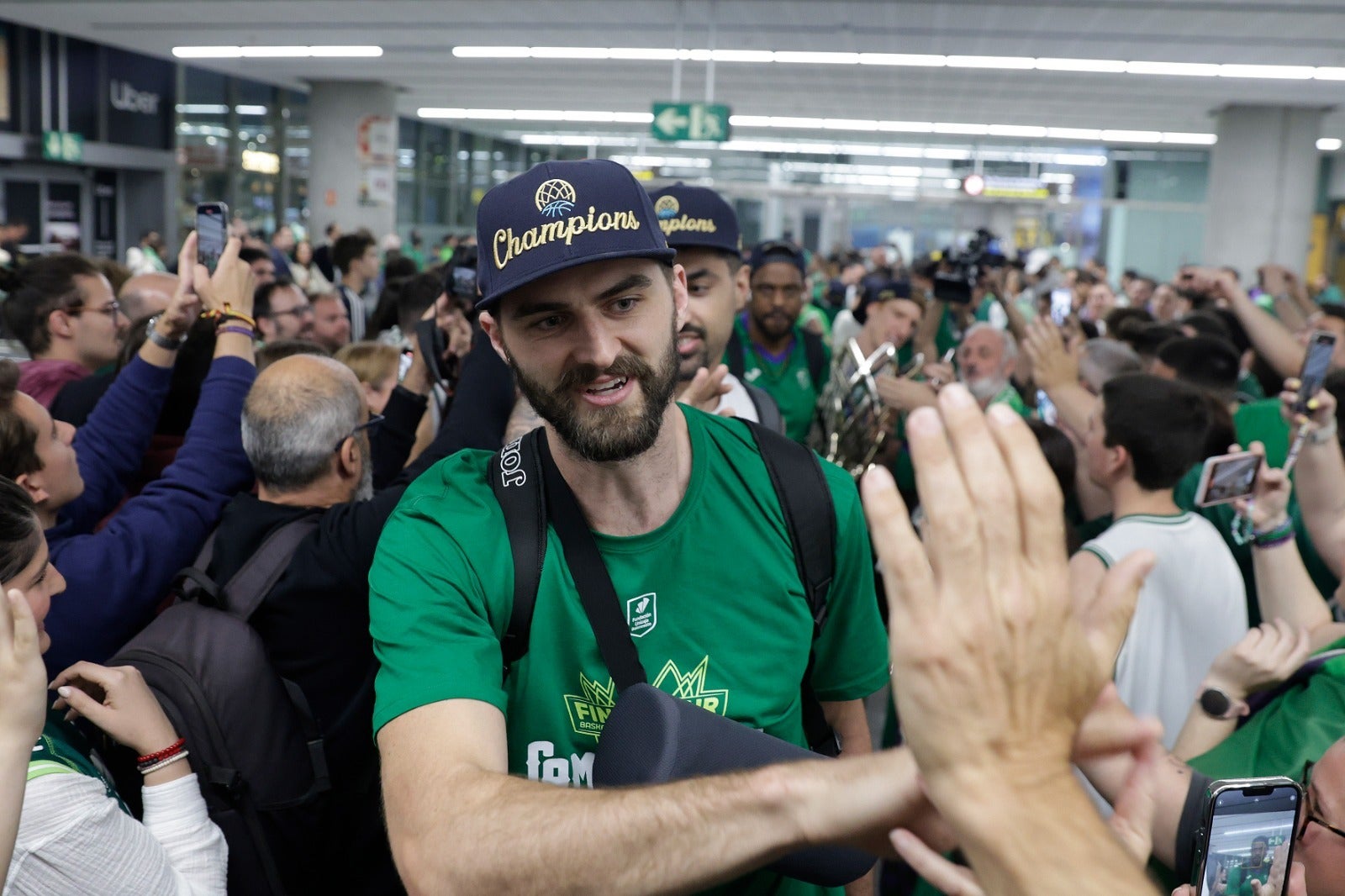 La copa de la Champions, recibida por 200 valientes en el aeropuerto de Málaga