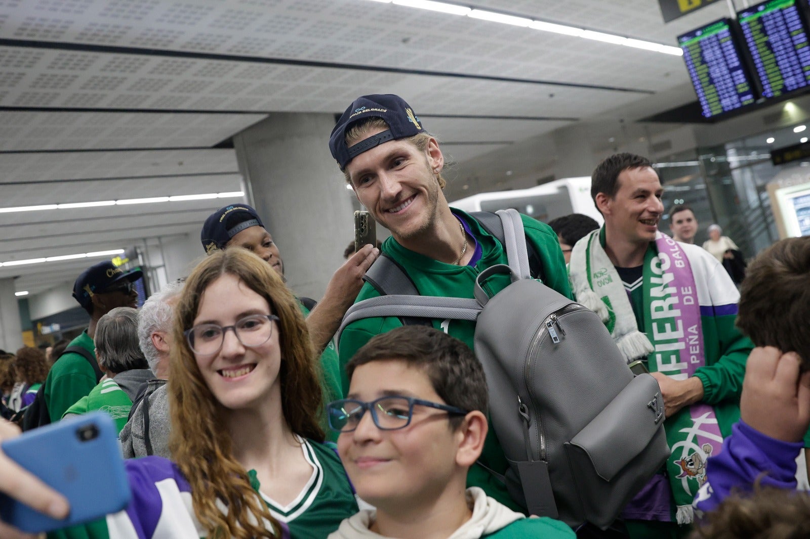 La copa de la Champions, recibida por 200 valientes en el aeropuerto de Málaga