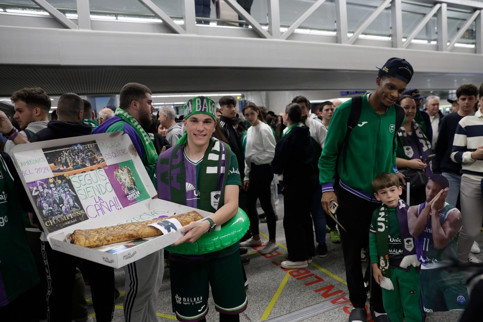 La copa de la Champions, recibida por 200 valientes en el aeropuerto de Málaga