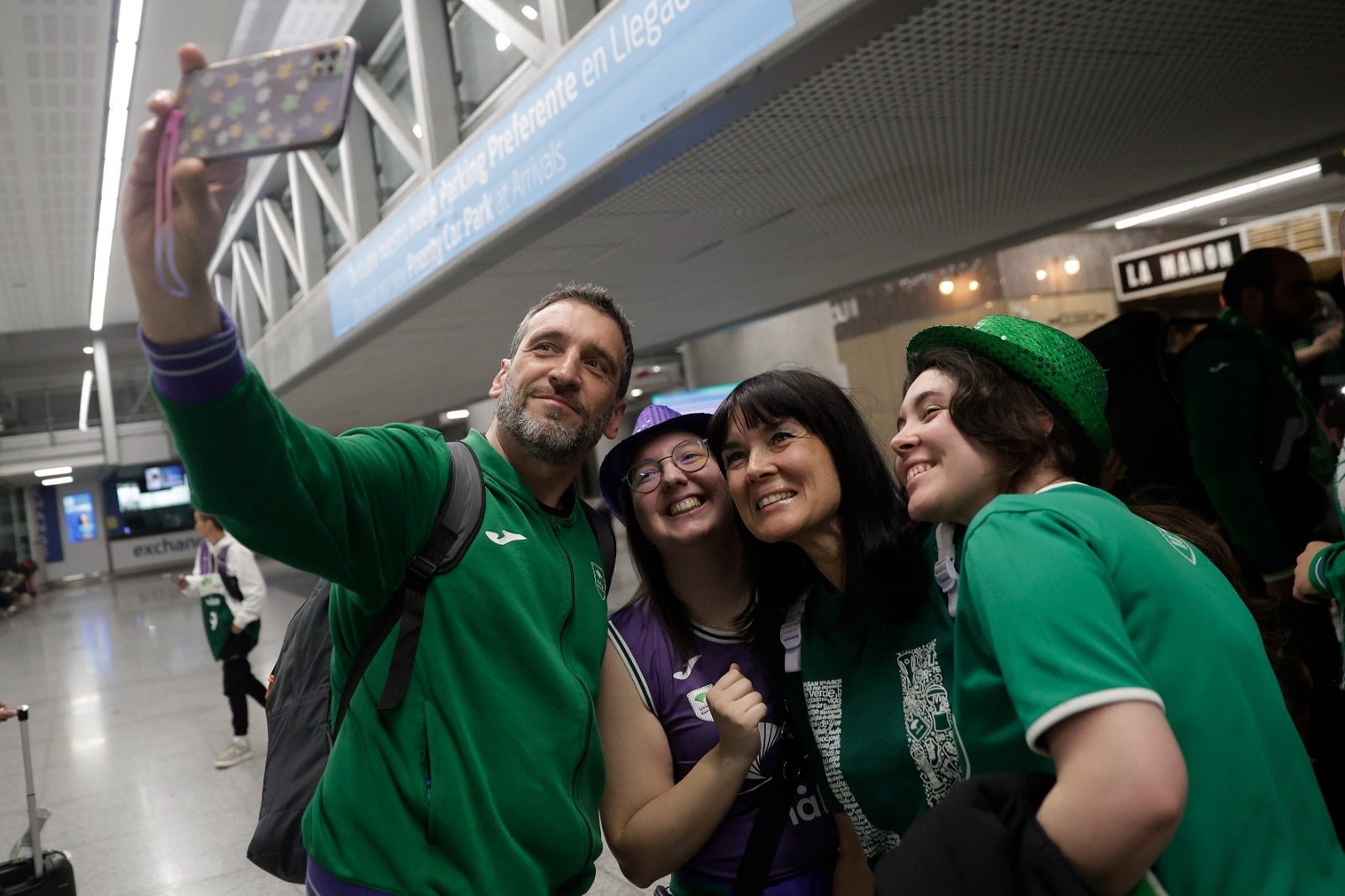 La copa de la Champions, recibida por 200 valientes en el aeropuerto de Málaga