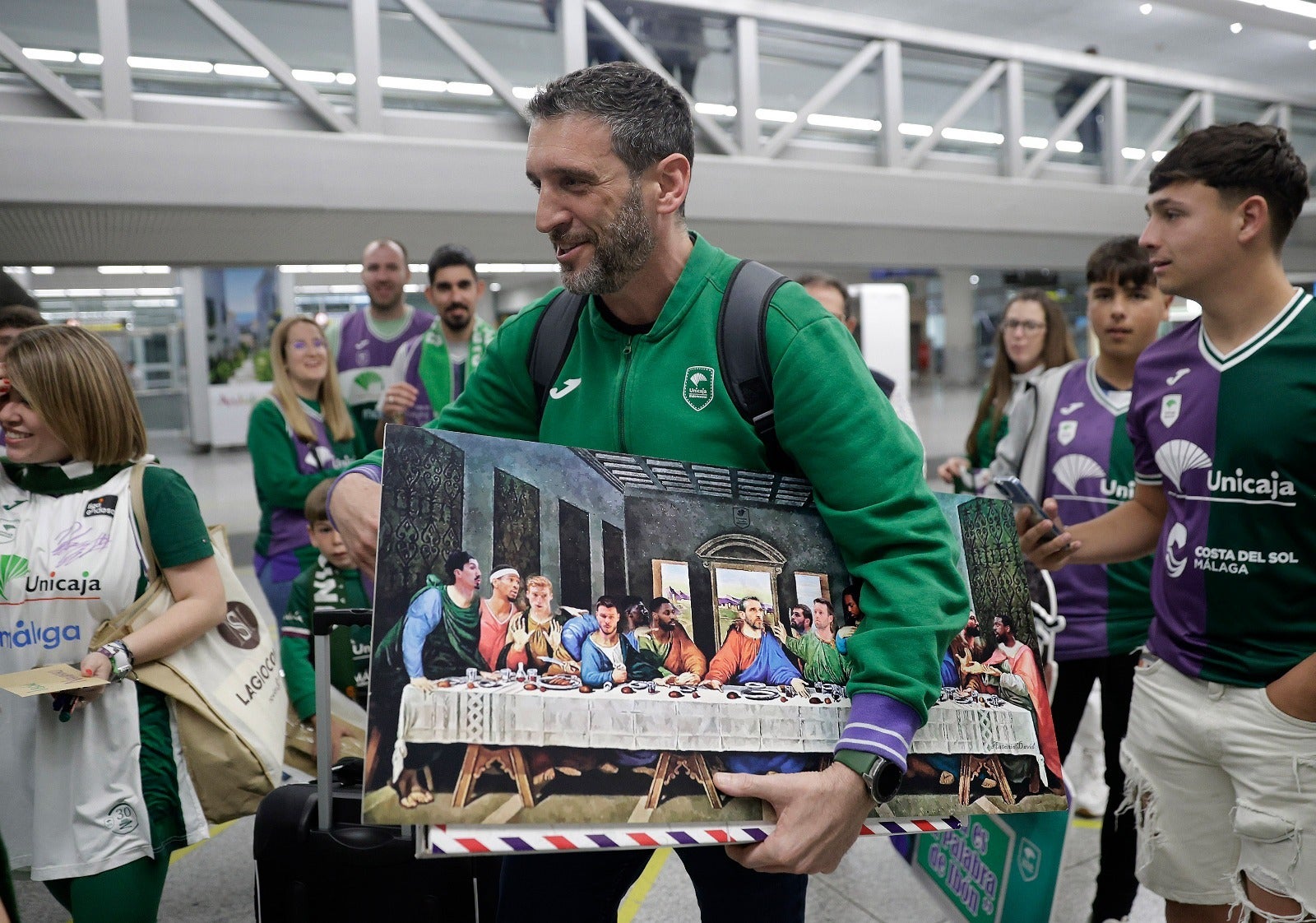 La copa de la Champions, recibida por 200 valientes en el aeropuerto de Málaga