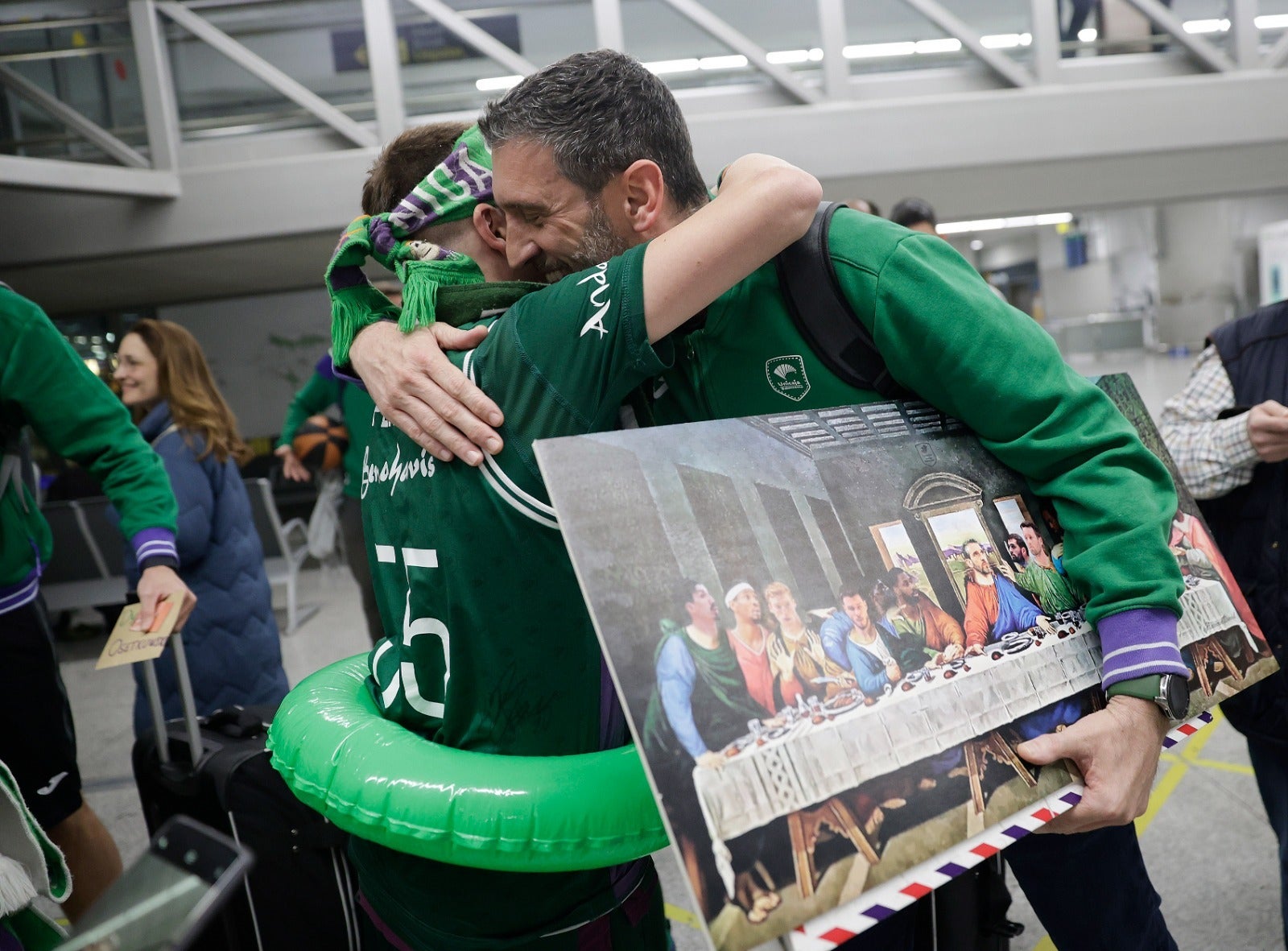 La copa de la Champions, recibida por 200 valientes en el aeropuerto de Málaga