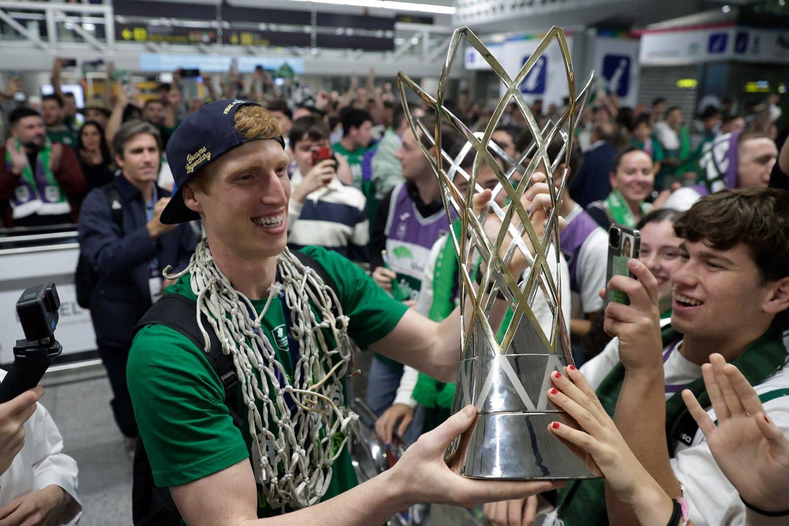 La copa de la Champions, recibida por 200 valientes en el aeropuerto de Málaga