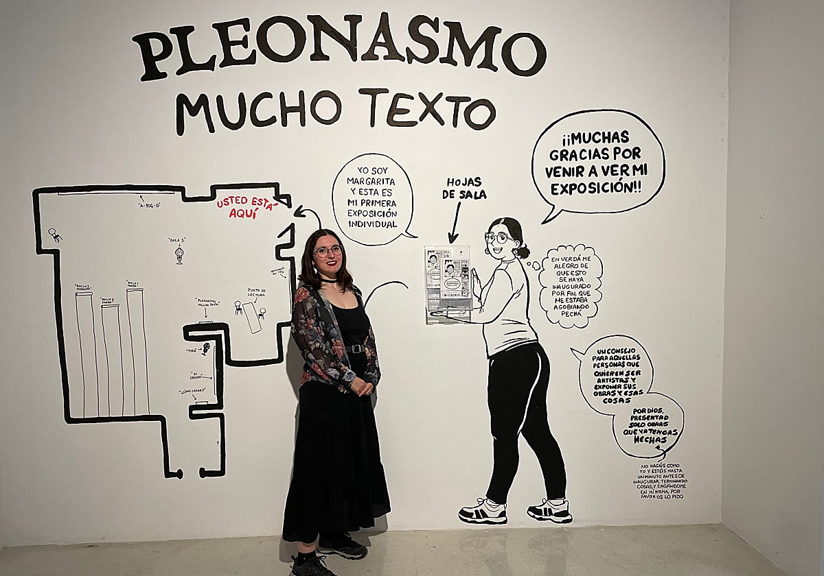 La artista Margarita López en el mural de presentación.