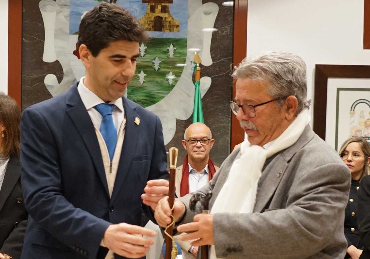 El actual alcalde de Coín, Francisco Santos, junto al primer regidor municipal democrático Salvador González.