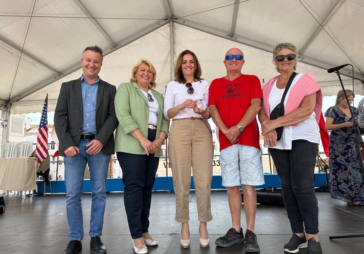 Ediles del equipo de gobierno del PP, con representantes de los residentes extranjeros en Nerja.