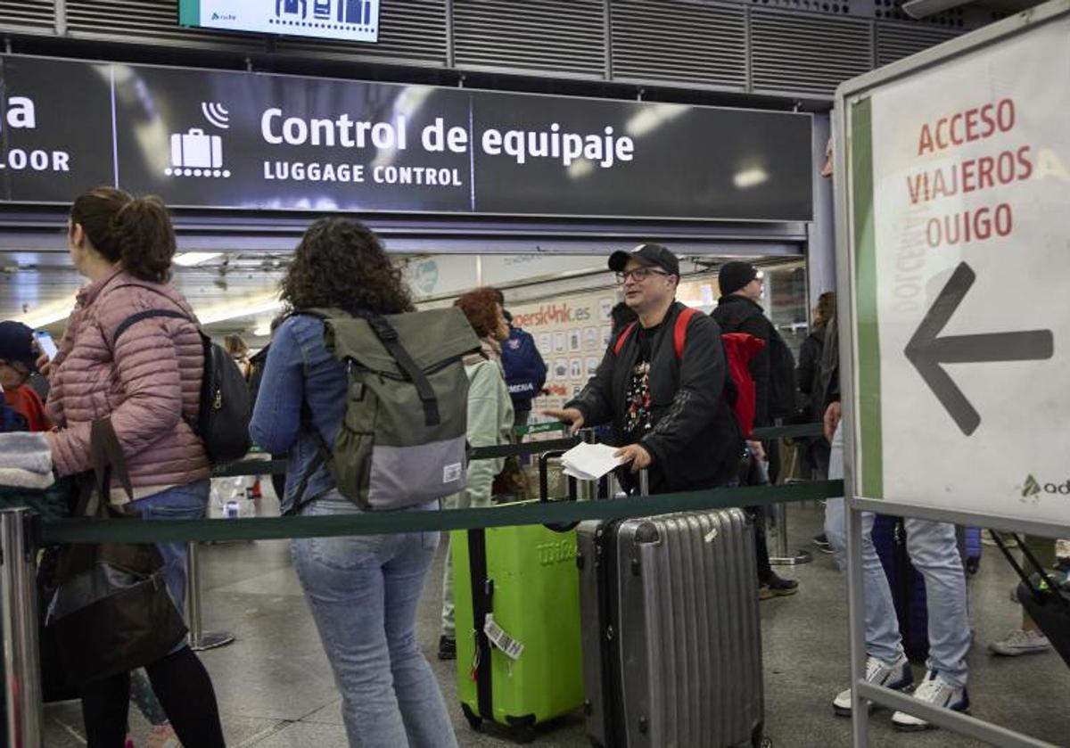 Estas son las tarifas que pueden cobrar Renfe, Iryo y Ouigo por las maletas extras