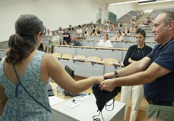 Una opositora extrae las bolas que determinan los temas a elegir, en el examen del año pasado.