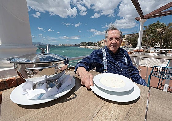 Adolfo Jaime muestra el último gazpachuelo que ha preparado en el Balneario.