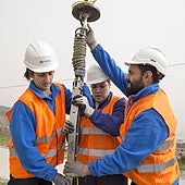 Operarios introducen el dispositivo Nautilus de detección de fugas en una tubería.