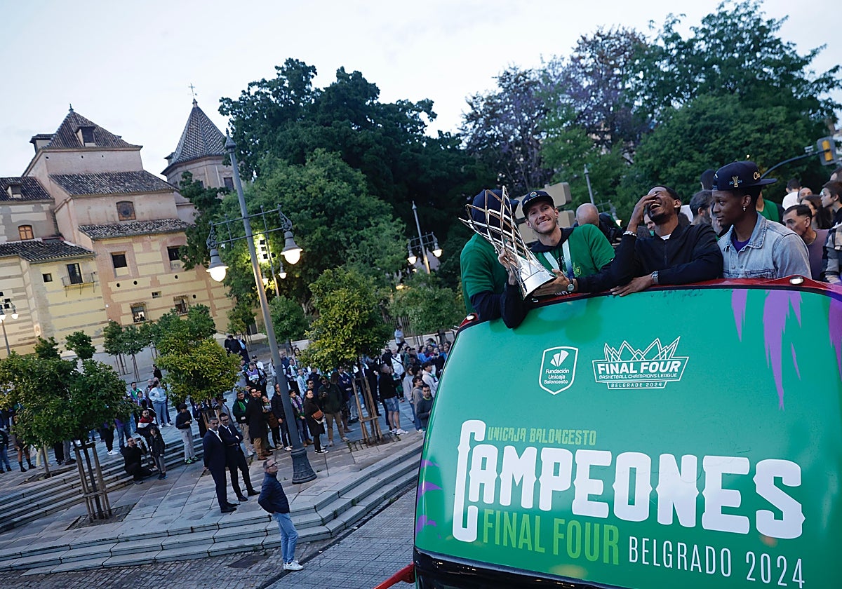 La plantilla del Unicaja, ayer a su llegada al Santuario de la Victoria.