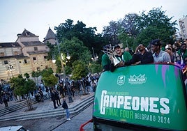La plantilla del Unicaja, ayer a su llegada al Santuario de la Victoria.