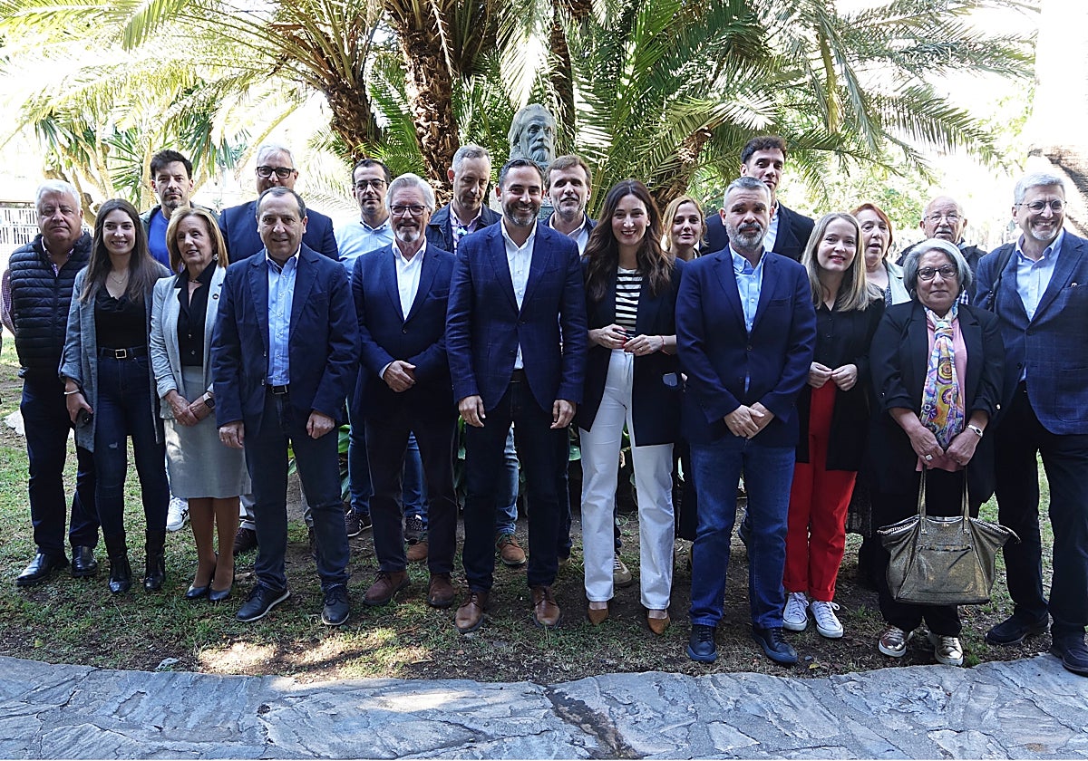 Pérez, junto a cargos públicos y orgánicos de su partido, junto al busto de Pablo Iglesias.
