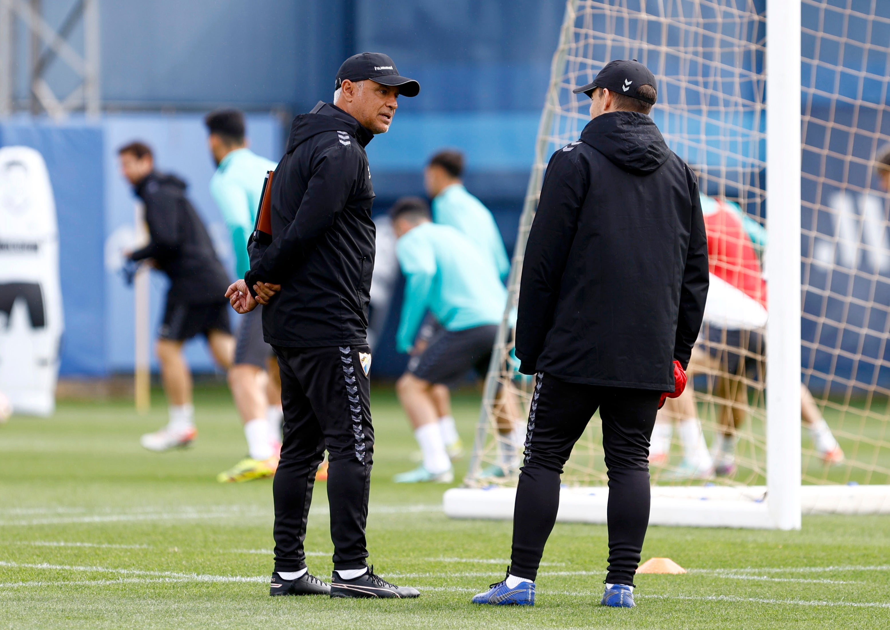 Pellicer conversa con su segundo, Manolo Sánchez, en el entrenamiento de este miércoles.