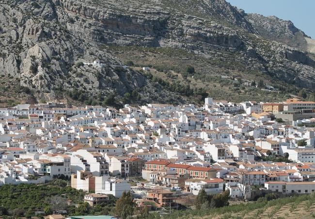 La ermita del Santo Cristo de la Sierra está sobre el casco urbano de Valle de Abdalajís.