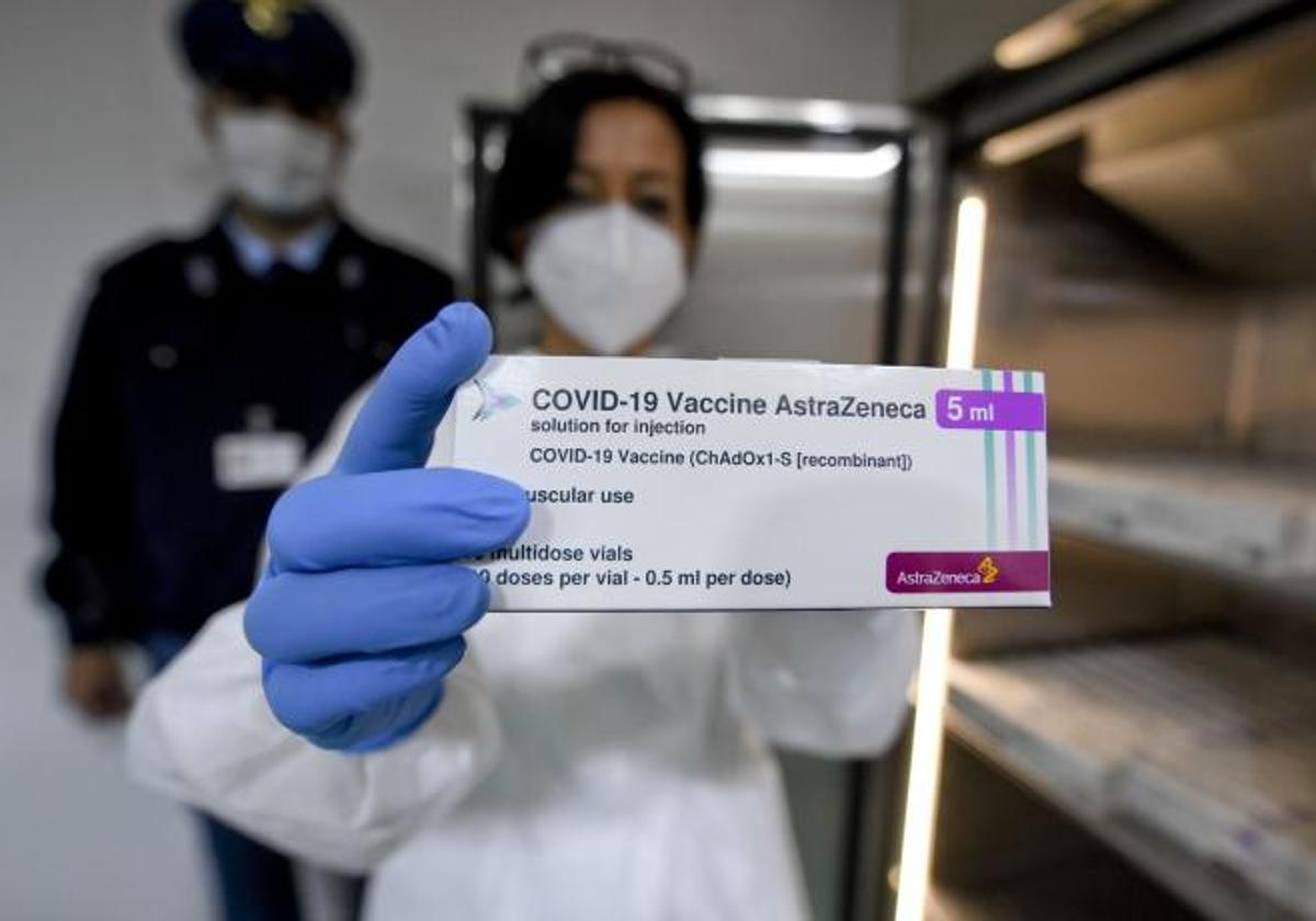 Imagen de archivo de una sanitaria mostrando la vacuna de AstraZeneca.