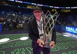 Juanma Rodríguez posa con el trofeo de la Champions en Belgrado.