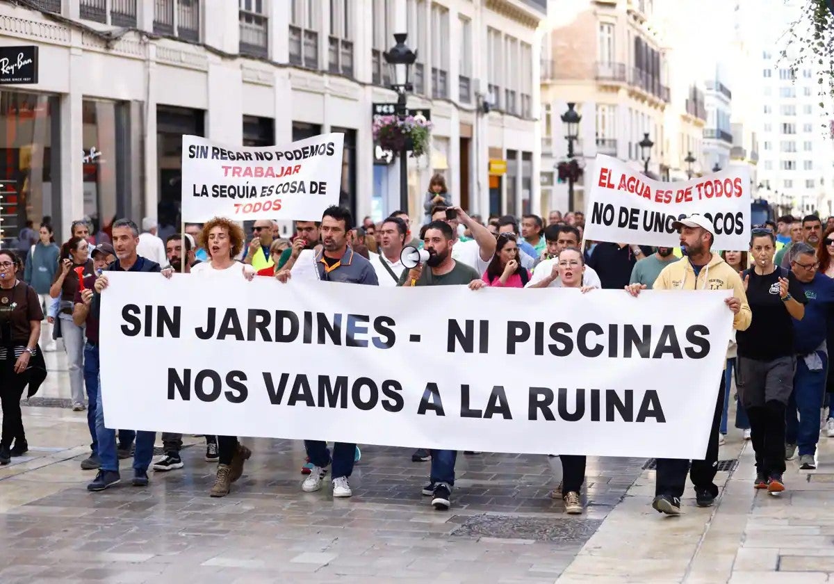 Protesta de las empresas de jardinería y piscina, a comienzos de este mes de abril, por las calles del centro de Málaga.