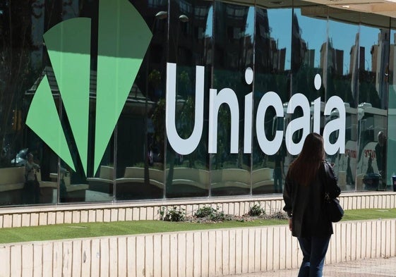 Una mujer pasa ante la sede de Unicaja en la Avenida de Andalucía de Málaga.