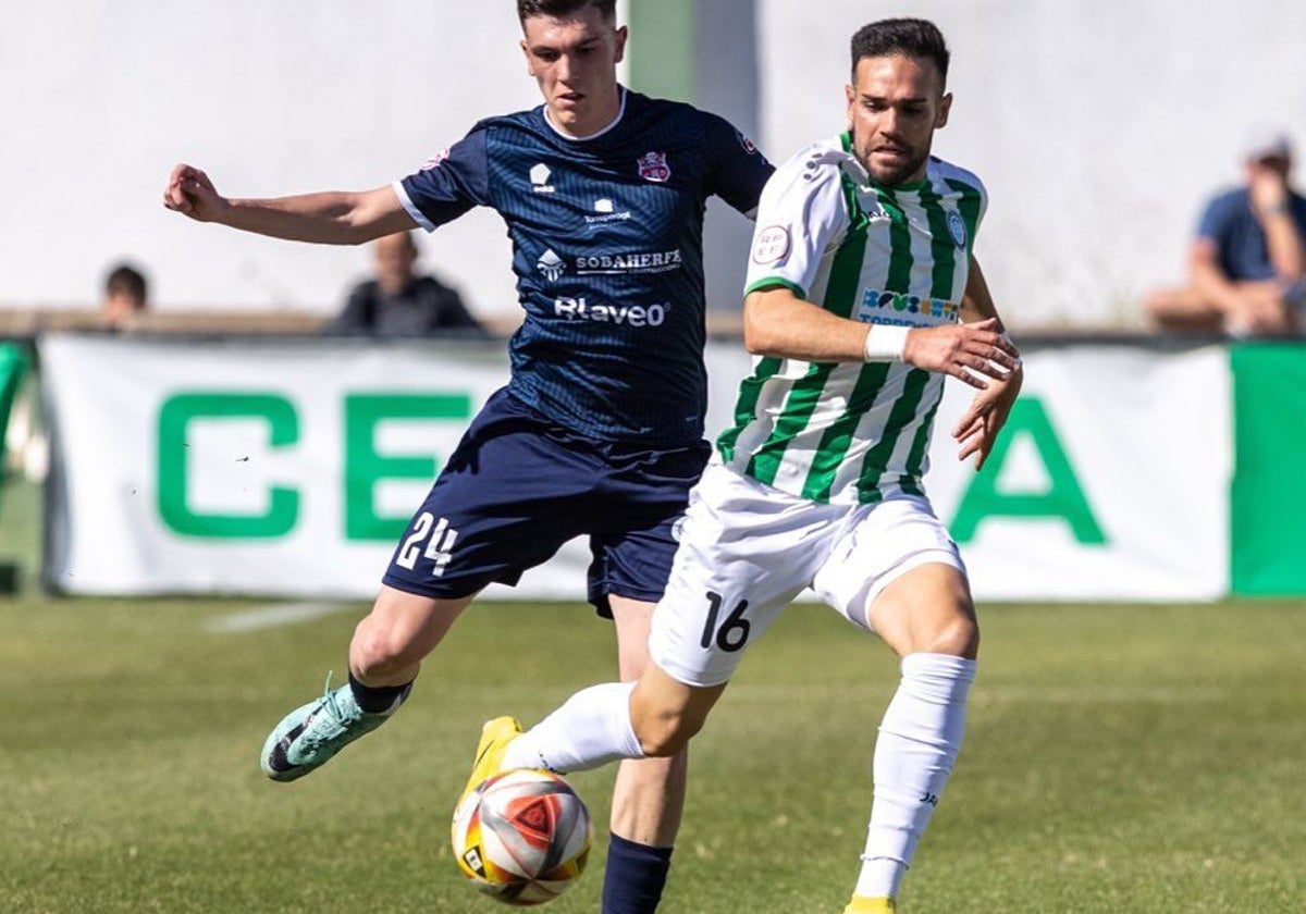 Juanjo, del Torremolinos, intenta controlar el balón.