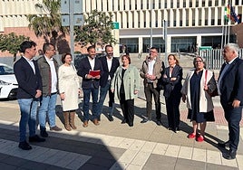 Daniel Pérez, acompañado por los concejales de su grupo a las puertas de la Ciudad de la Justicia.