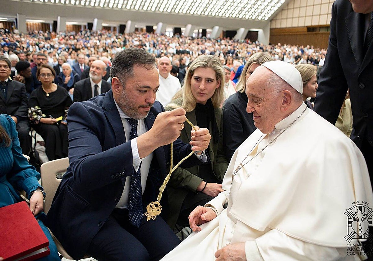 Álvaro Guardiola en el momento de imponer la medalla al Papa Francisco.
