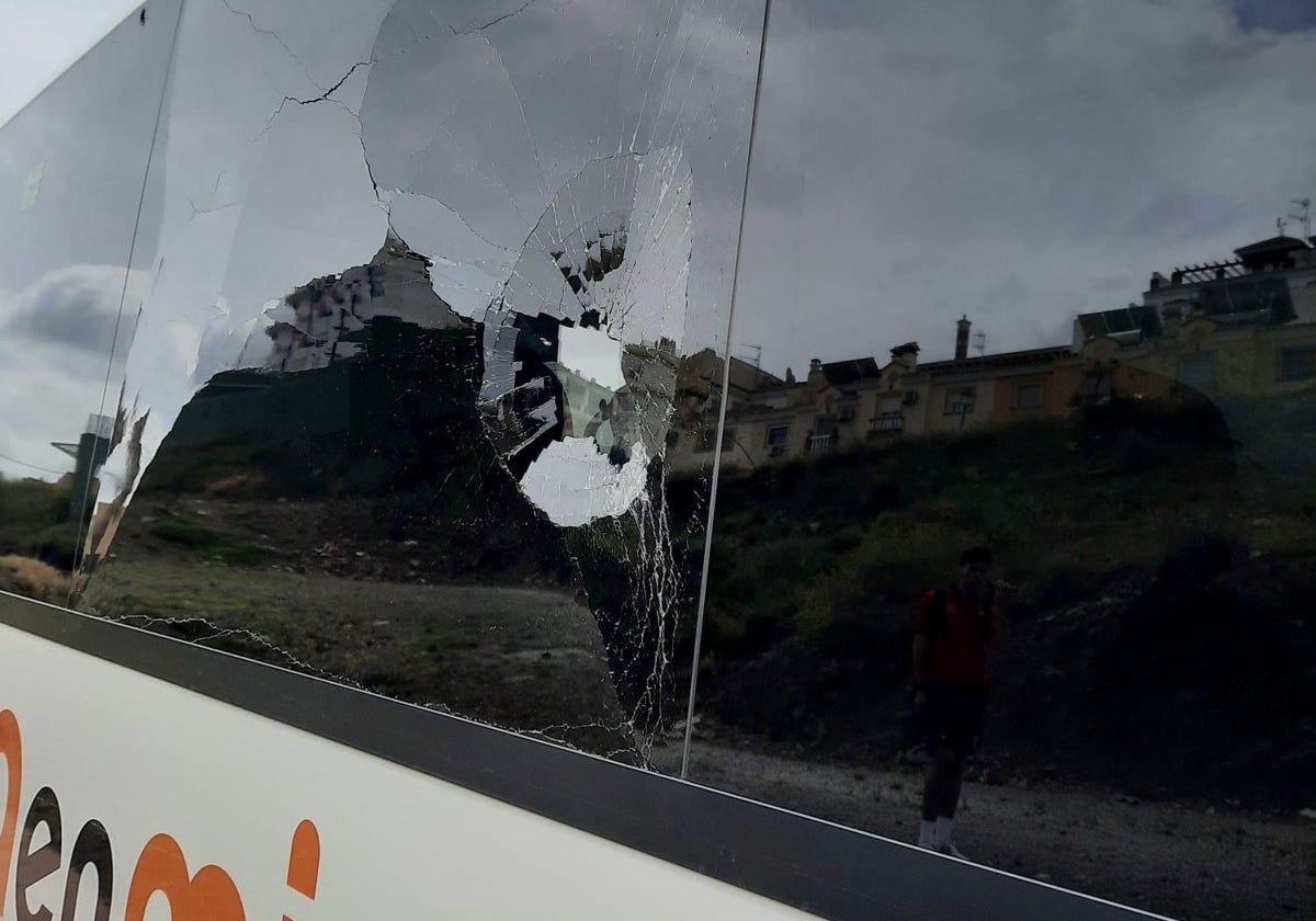 El autobús supuestamente apedreado en Benamocarra