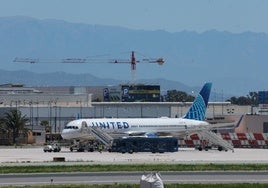 Avión de United Airlines procedente de Nueva York, esta mañana en el aeropuerto de Málaga.