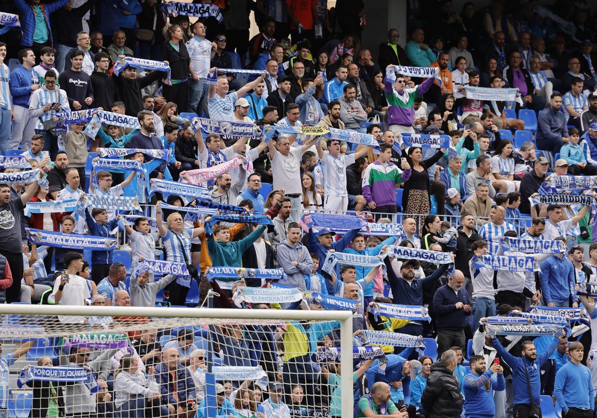 Aficionados del Málaga animan al equipo en el último partido de Liga celebrado en La Rosaleda.