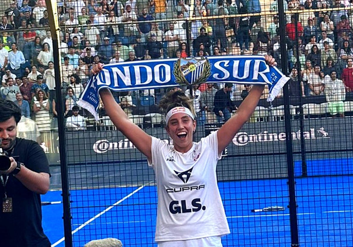 Bea, celebrando la victoria en Sevilla con una bufanda del Málaga, como gran aficionada al club que es.